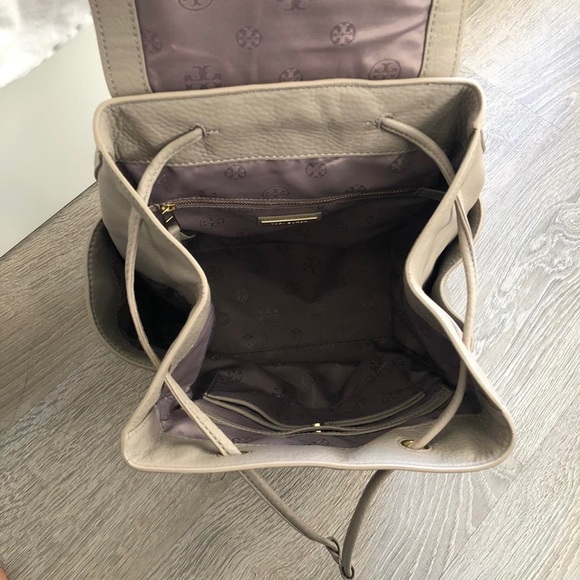 Tory Burch flap backpack in French Grey pebbled leather - Picture 3 of 4